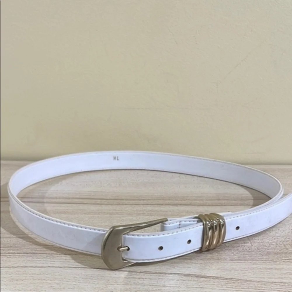 Elegant White and Gold Leather Belt with Decorative Buckle